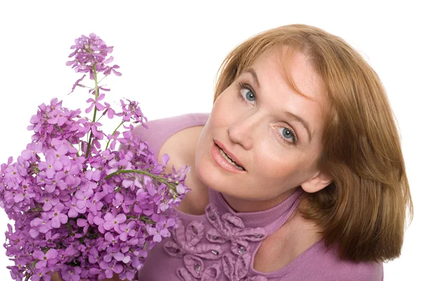 Vrouw met wilde bloemen — Stockfoto