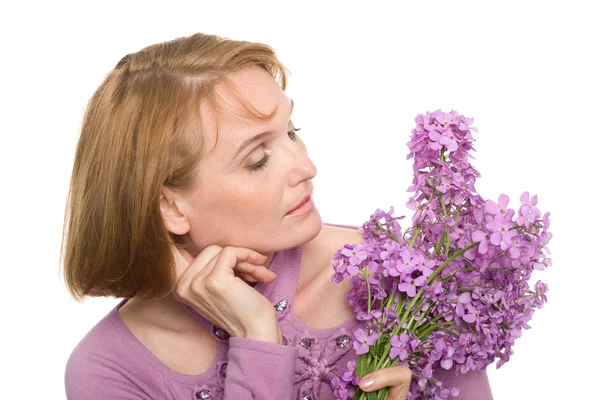 Stående kvinna med vilda blommor — Stockfoto