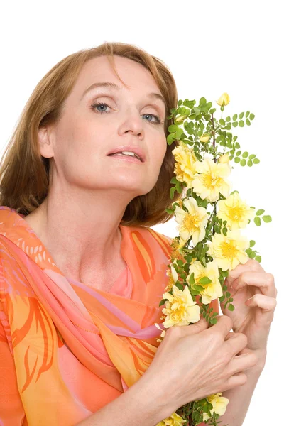 Vacker kvinna med gula rosor. — Stockfoto