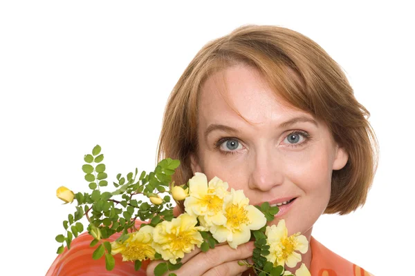 Vrouw met gele bloemen — Stockfoto