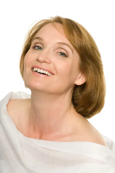 Χαμογελώντας ώριμη γυναίκα σε άσπρο — Φωτογραφία Αρχείου