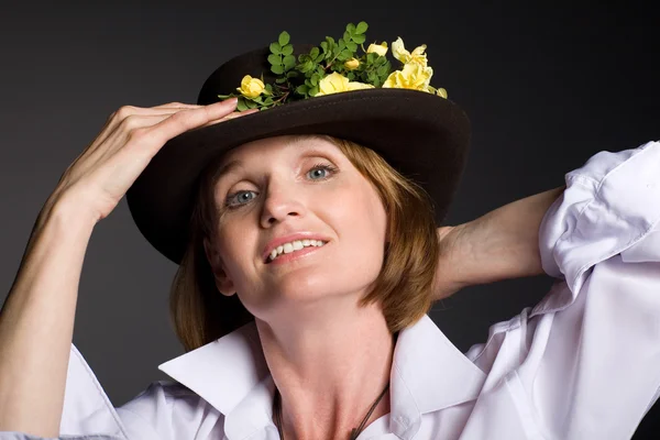 Mosolygó vonzó érett nő kalapban — Stock Fotó