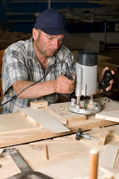 Плотник в деревообрабатывающей мастерской — стоковое фото
