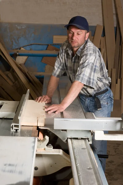 Snickare som arbetar med maskiner för träbearbetning — Stockfoto
