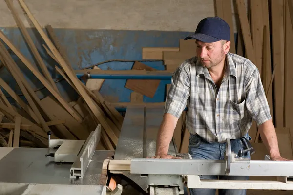 Carpintero trabajando en máquinas de carpintería — Foto de Stock