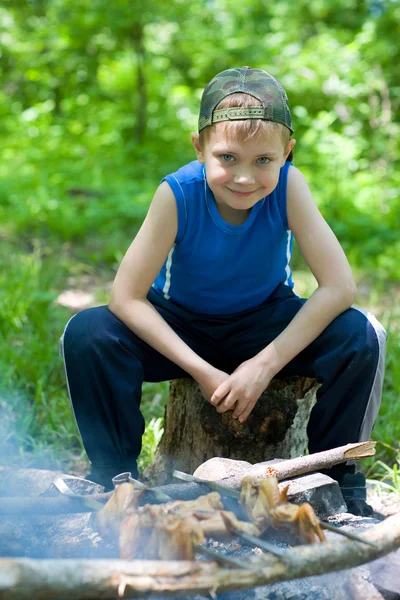 Little boy is preparing barbecue — Stock Photo, Image