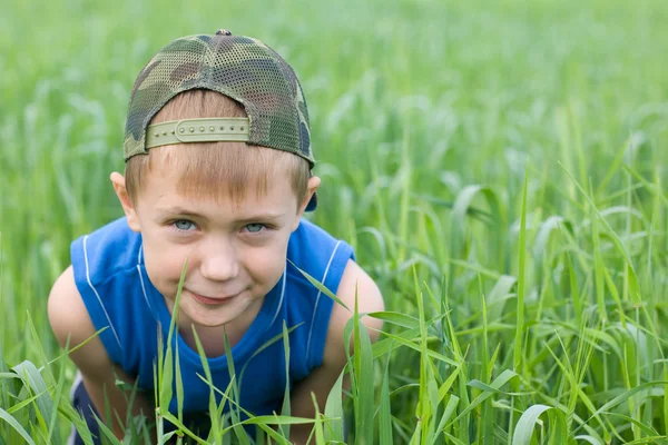 Маленький мальчик в траве — стоковое фото