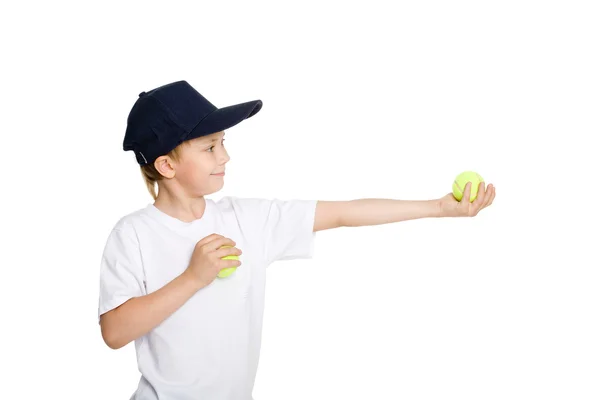 Lächelnder Junge mit Tennisbällen — Stockfoto