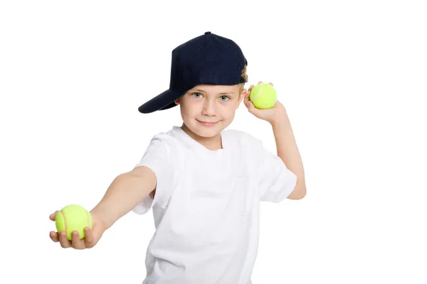 Chlapec házet tenisáky — Stock fotografie