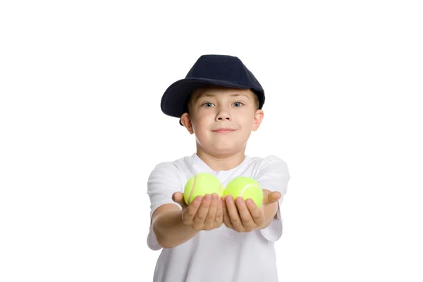 Junge nimmt die Tennisbälle — Stockfoto