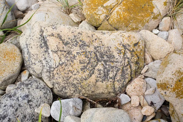Massief steen gesneden met hiërogliefen op het. — Stockfoto