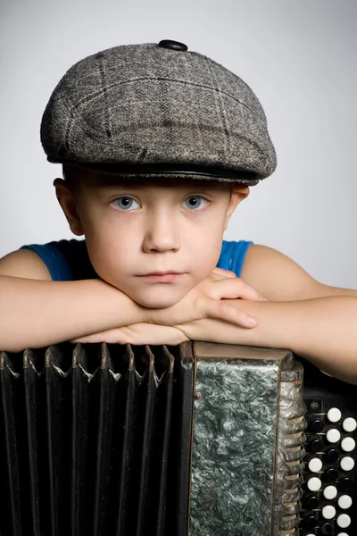 Chlapec s akordeonem. — Stock fotografie