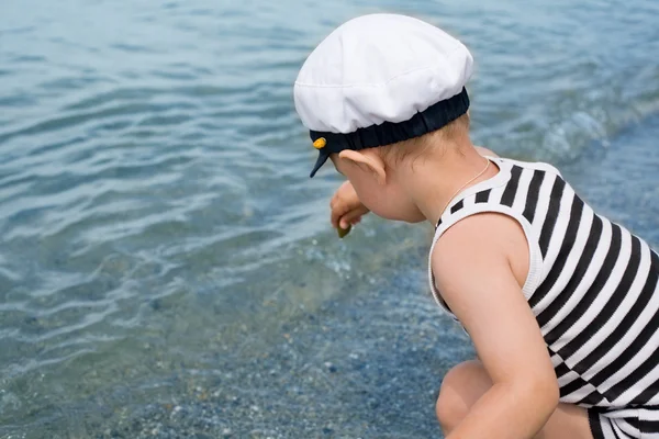 Liten pojke leker vid havet. — Stockfoto