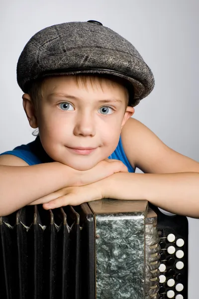 Usměvavý chlapec s akordeonem — Stock fotografie
