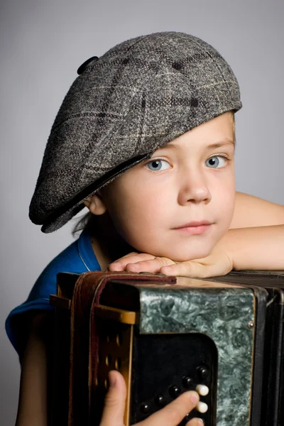 Gülen çocuk şapkası giyiyor — Stok fotoğraf