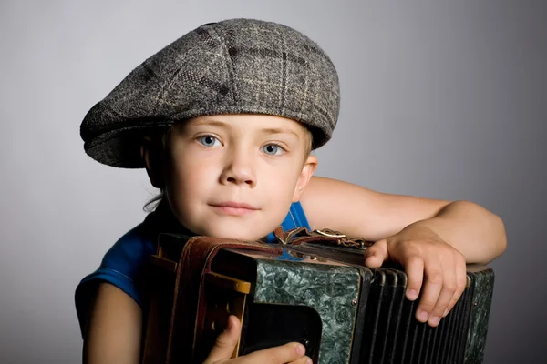 Uśmiechnięty chłopiec i akordeon — Zdjęcie stockowe