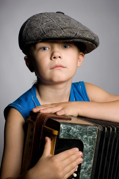 Chlapec s akordeonem — Stock fotografie