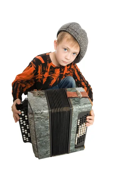 Серьезный мальчик с аккордеоном — стоковое фото