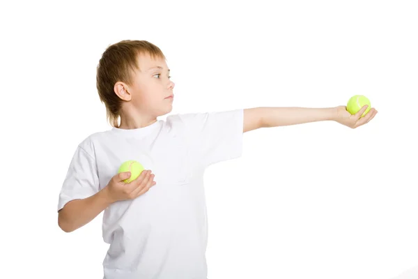 Мальчик держит теннисные мячи . — стоковое фото