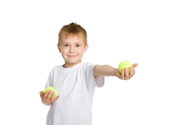 Junge spielt in den Tennisbällen. — Stockfoto