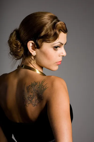 Dívka s tetováním na rameni — Stock fotografie