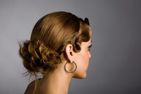 Mujer joven con un peinado elegante . —  Fotos de Stock
