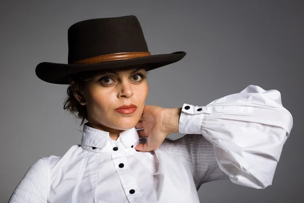 Elegante jonge vrouw in een cowboy-hoed. — Stockfoto