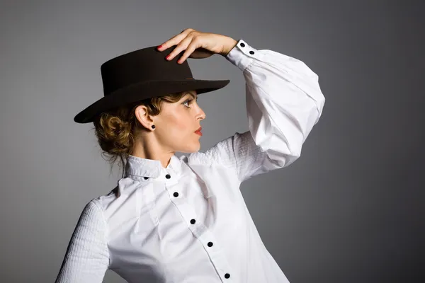 Beautiful young woman in a stetson — Stock Photo, Image
