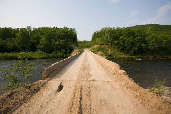 Most drewniany przez rzekę — Zdjęcie stockowe