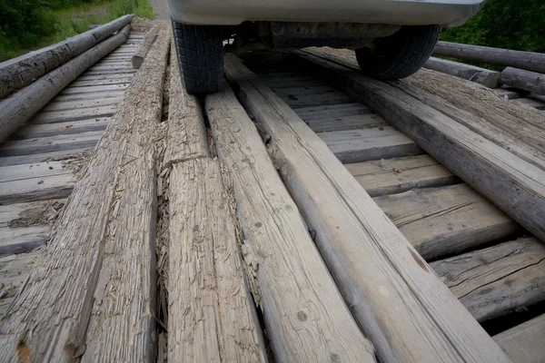 Coche en un puente de madera — Foto de Stock