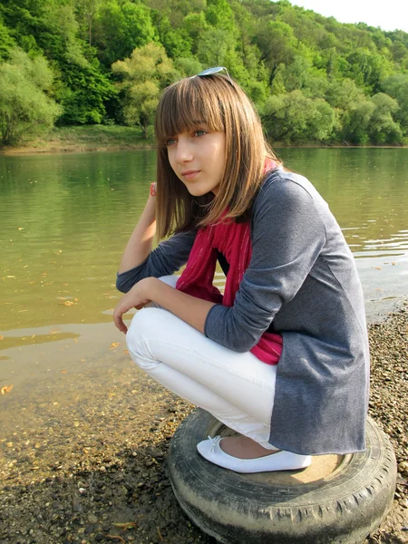 Дівчина-підліток з річкою — стокове фото