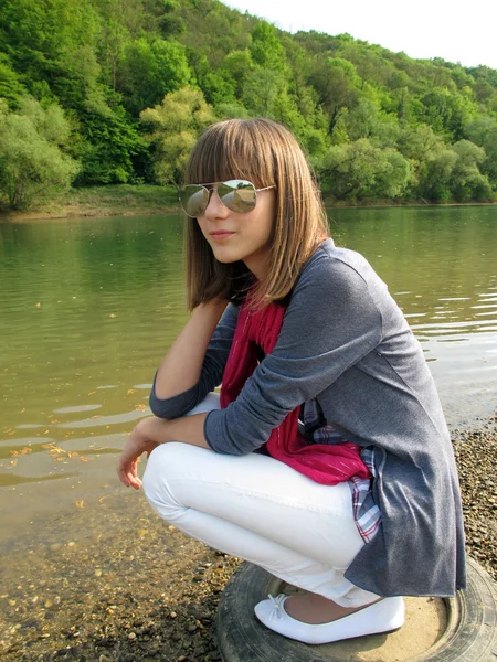 Дівчина-підліток з сонцезахисними окулярами — стокове фото