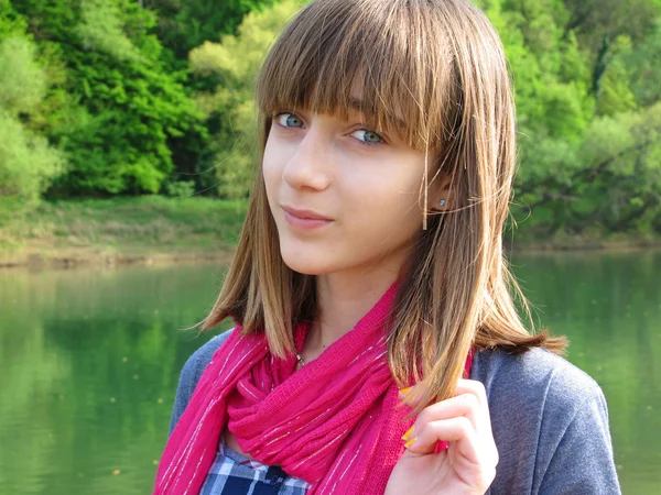 Dospívající dívka portrét od řeky — Stock fotografie
