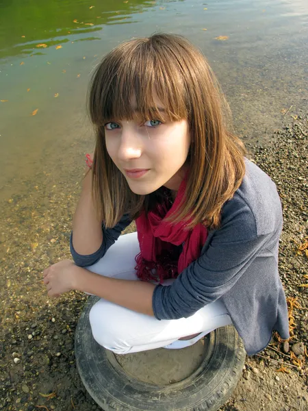 Dospívající dívka u řeky — Stock fotografie