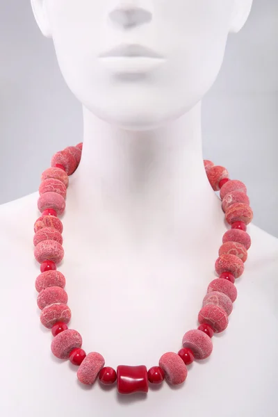 Червоне коралове намисто на манекені — стокове фото