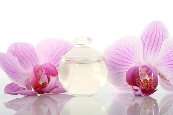 Frasco de perfume e flores de orquídeas — Fotografia de Stock