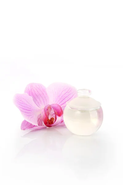 Bottiglia di profumo e fiore di orchidea — Foto Stock