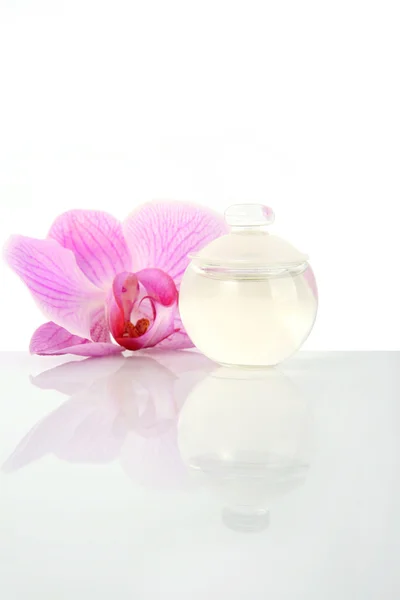 Frasco de perfume e flor de orquídea — Fotografia de Stock