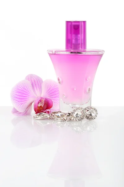 Brincos de diamante, perfume e flor de orquídea — Fotografia de Stock