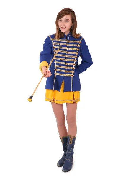 Adolescente majorette em seu uniforme girando um bastão — Fotografia de Stock