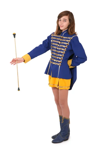 Adolescente majorette em uniforme girando um bastão — Fotografia de Stock