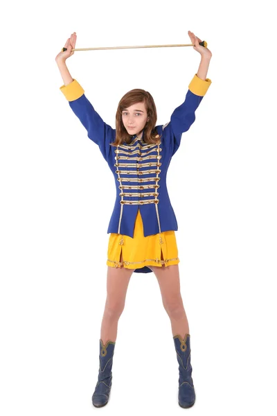 Adolescente majorette in uniforme in possesso di un bastone — Foto Stock