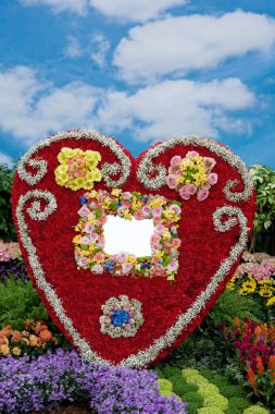 çiçeklerden yapılmış büyük kırmızı kalp