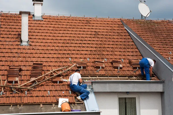 两名男子在屋顶上工作 — 图库照片