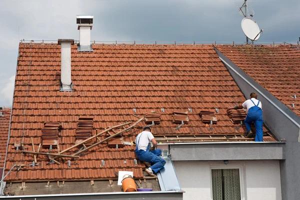 Deux hommes qui travaillent sur le toit — Photo