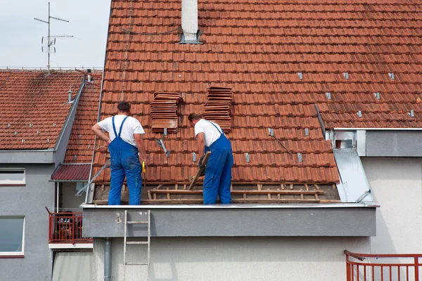 Двое мужчин работают на крыше Лицензионные Стоковые Фото