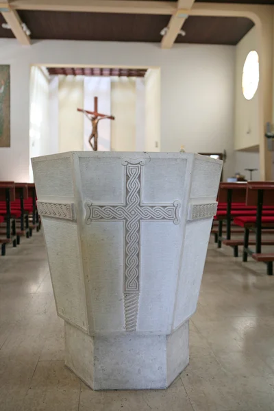 Szczegóły kamienna chrzcielnica w kościele — Zdjęcie stockowe