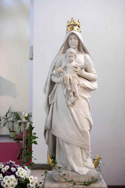 Estátua da Virgem Maria com o bebê Jesus — Fotografia de Stock