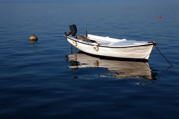 Elegante barca bianca sull'acqua blu — Foto Stock