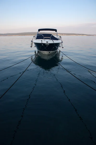 Yksinäinen vene — kuvapankkivalokuva